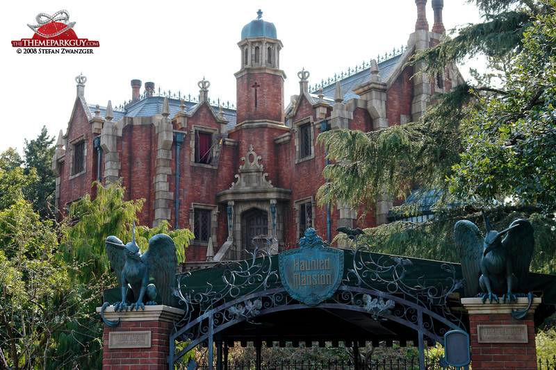 WDW MK Haunted Mansion exterior 